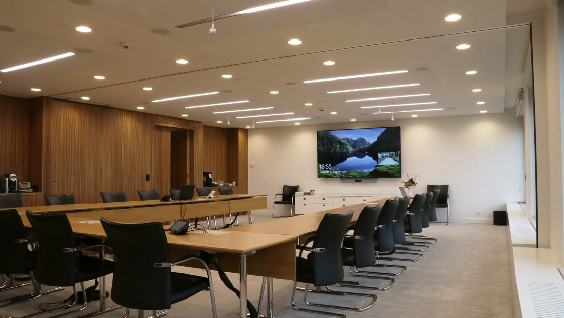 Gran sala de videoconferencia triple