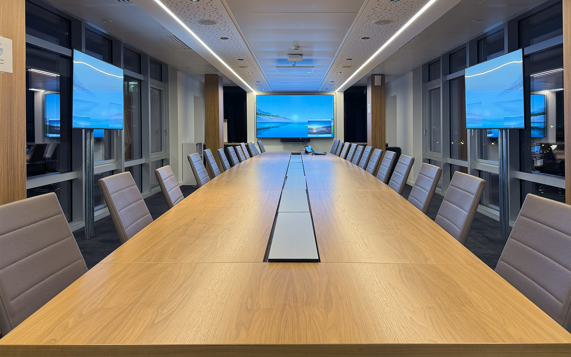 Sala del Consejo – 16 personas