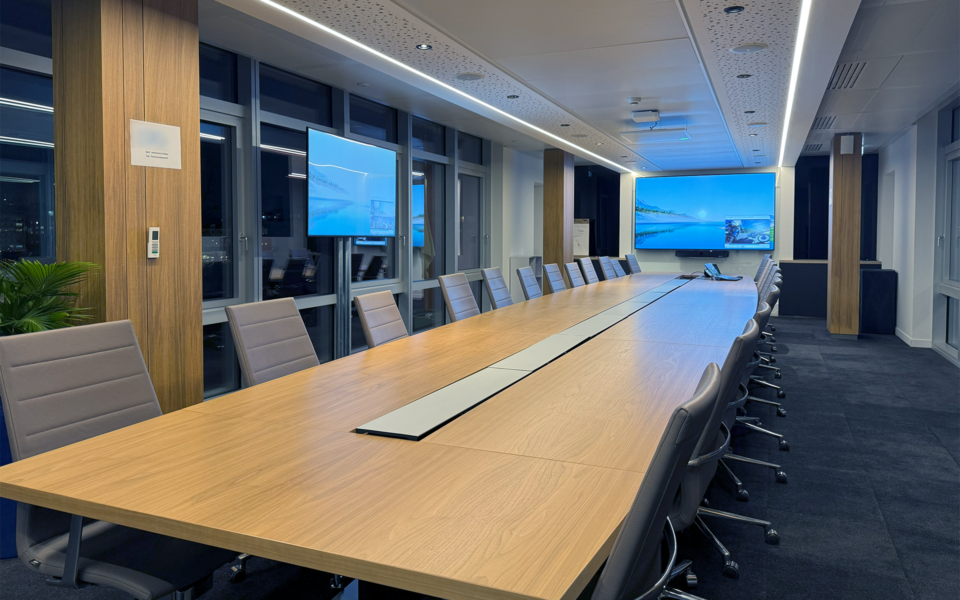 Sala del Consejo – 16 personas