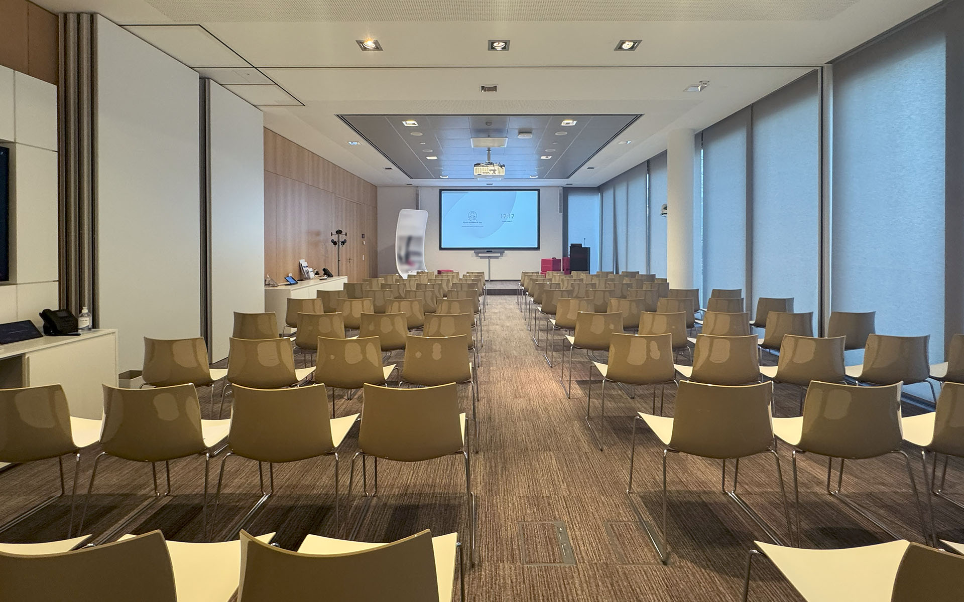 Sala del Consejo – 16 personas