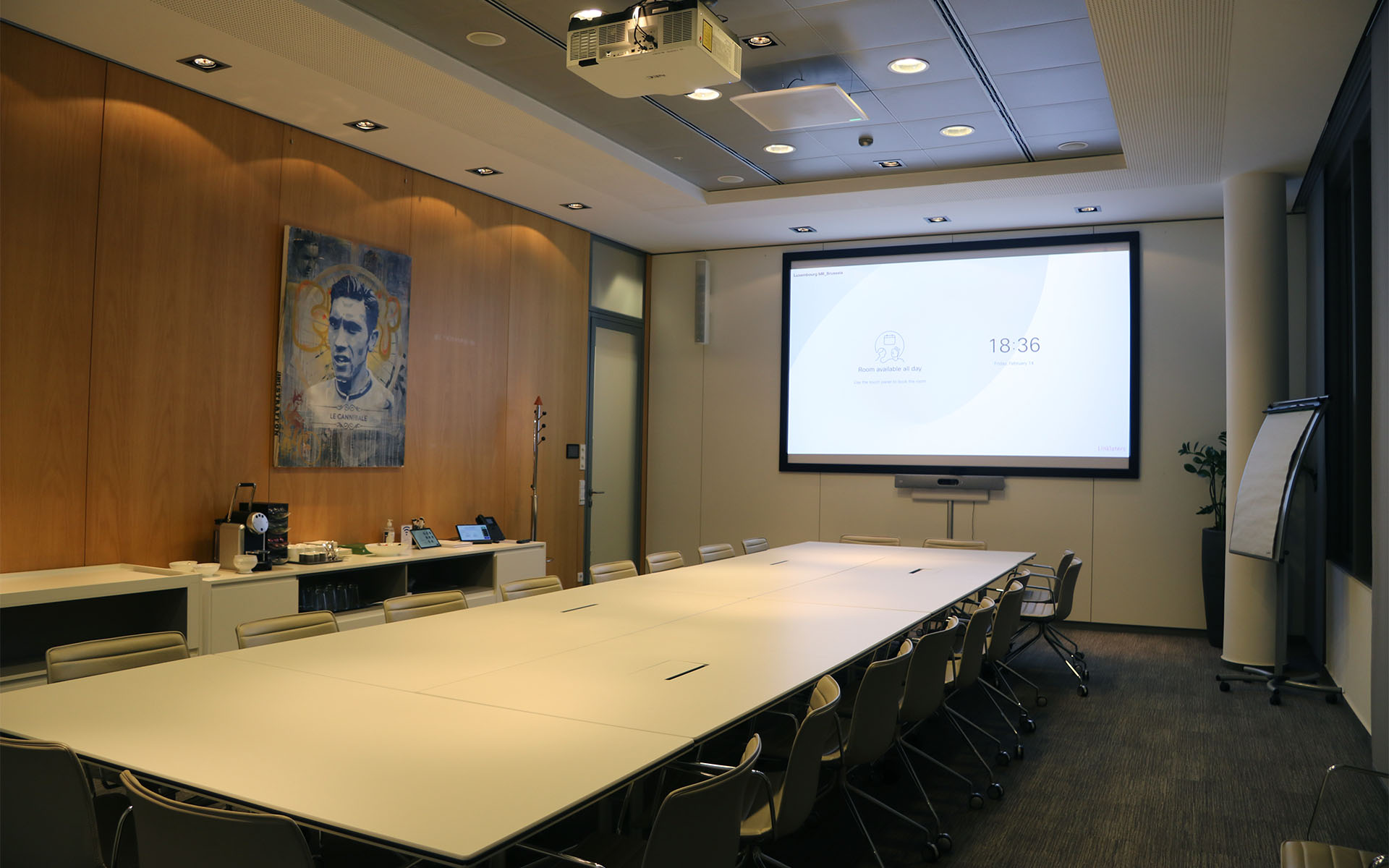 Sala del Consejo – 16 personas